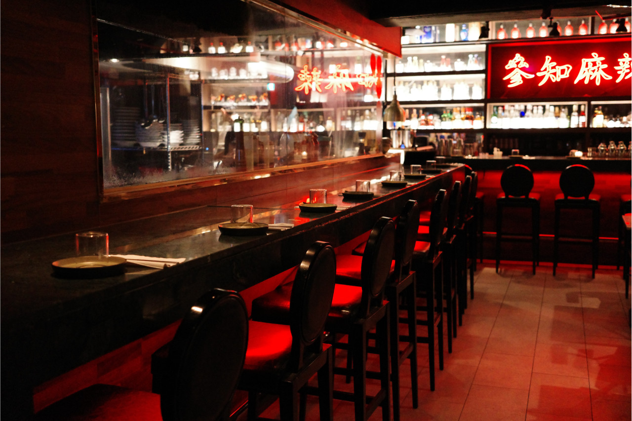 Redmoon table setting - luxurious tableware and ambiance