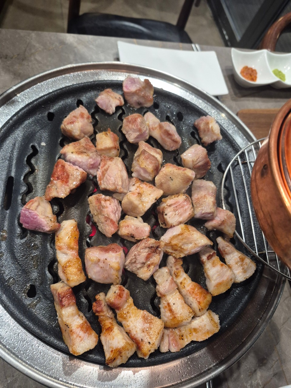 숯불에 굽는 고기