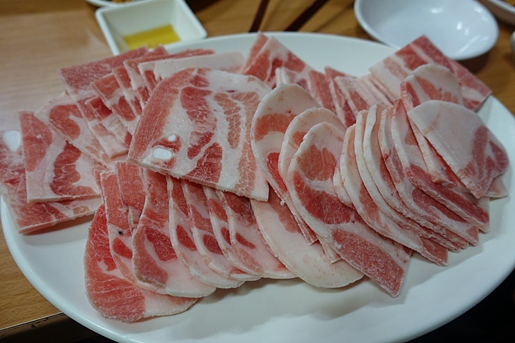 나리의집 밤 외관