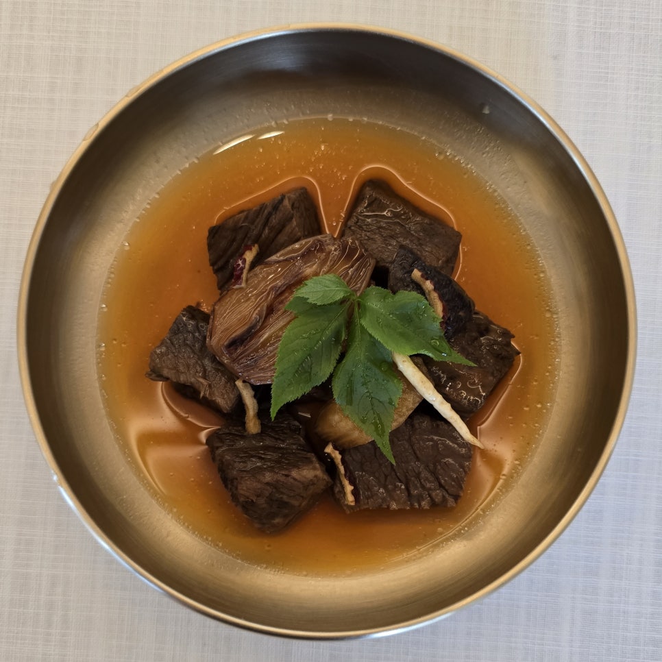 갈비찜 - 부드럽게 조리된 한우갈비의 최고 품질