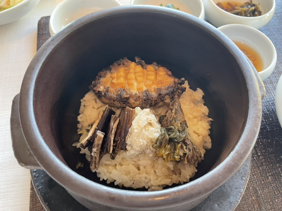 전복비빔솥밥 - 신선한 전복과 고소한 솥밥의 조화
