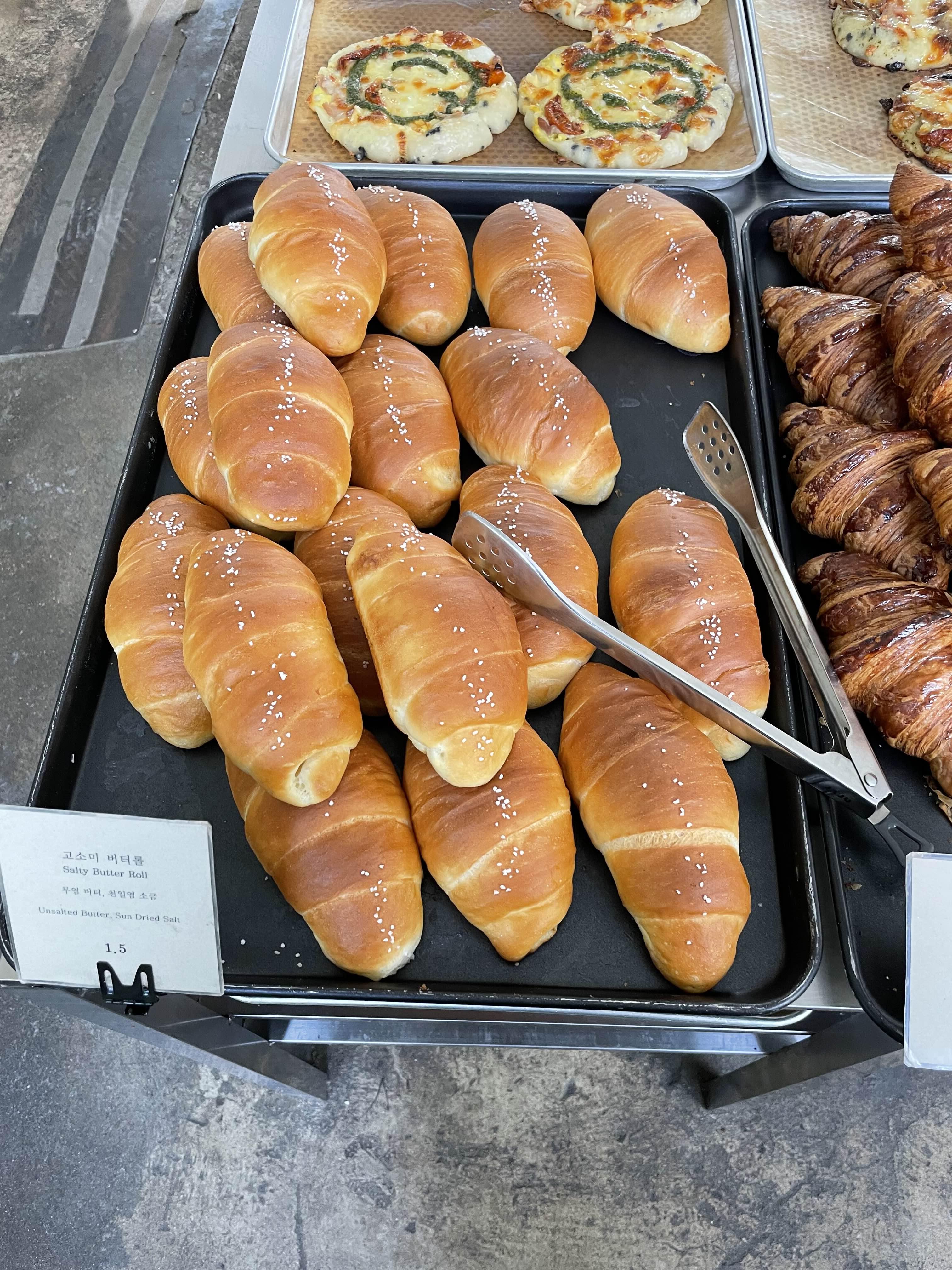 Bánh mì tỏi muối và croissant