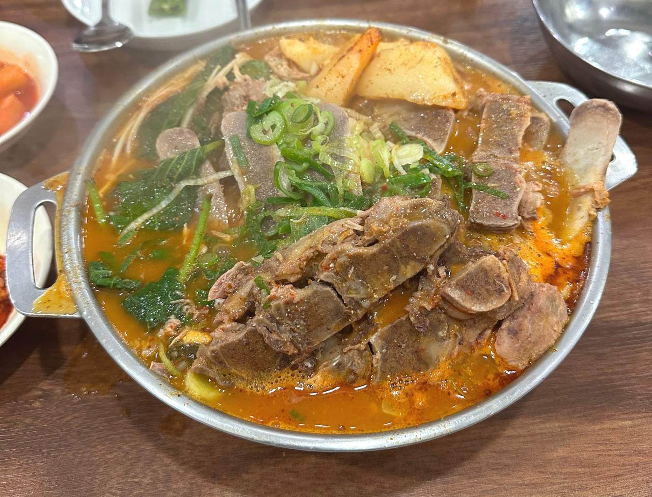 감자탕 클로즈업 - 뼈에서 떨어진 고기와 감자 조각들