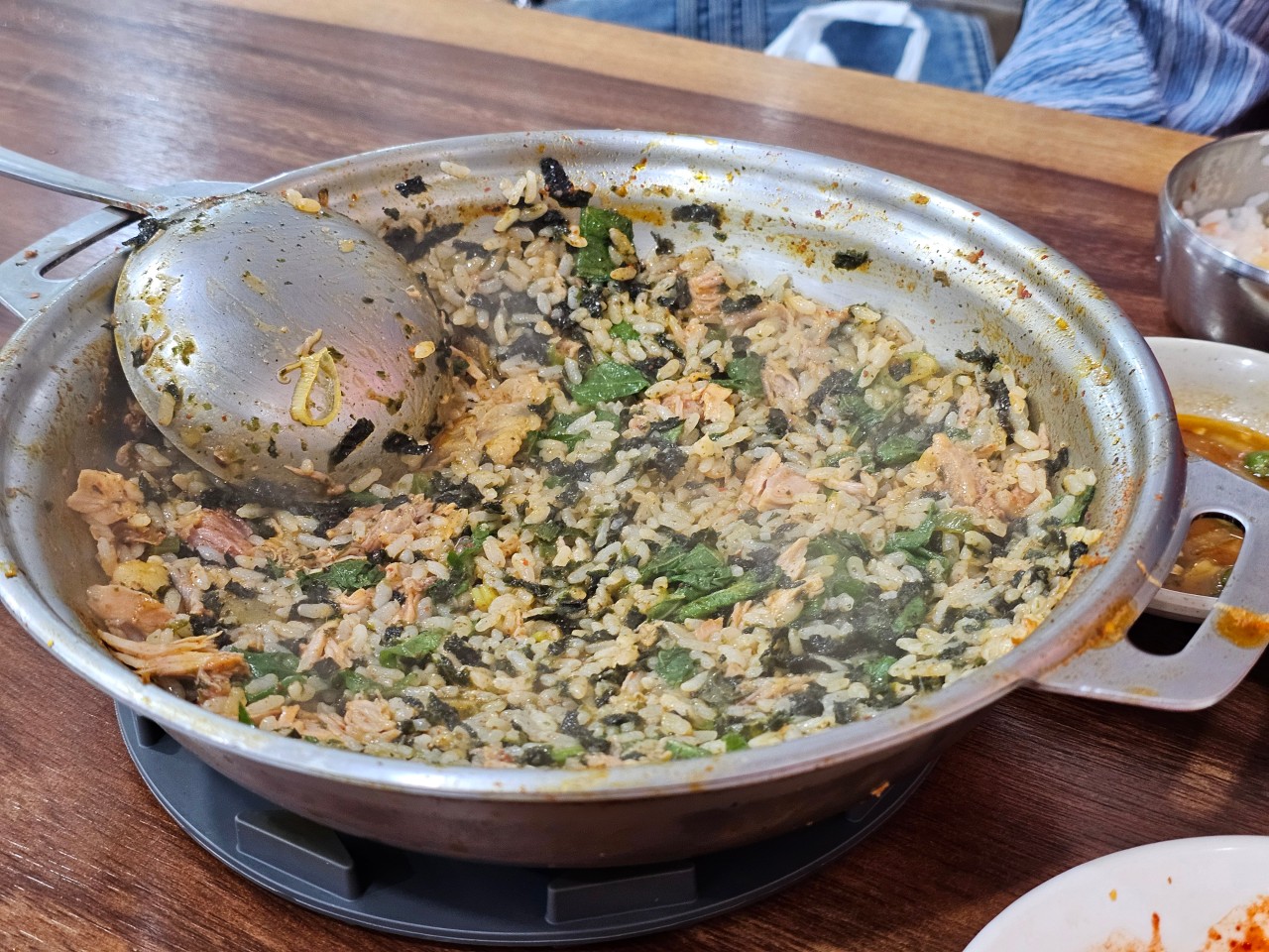식사 장면 - 테이블에 앉아 감자탕을 먹고 있는 모습