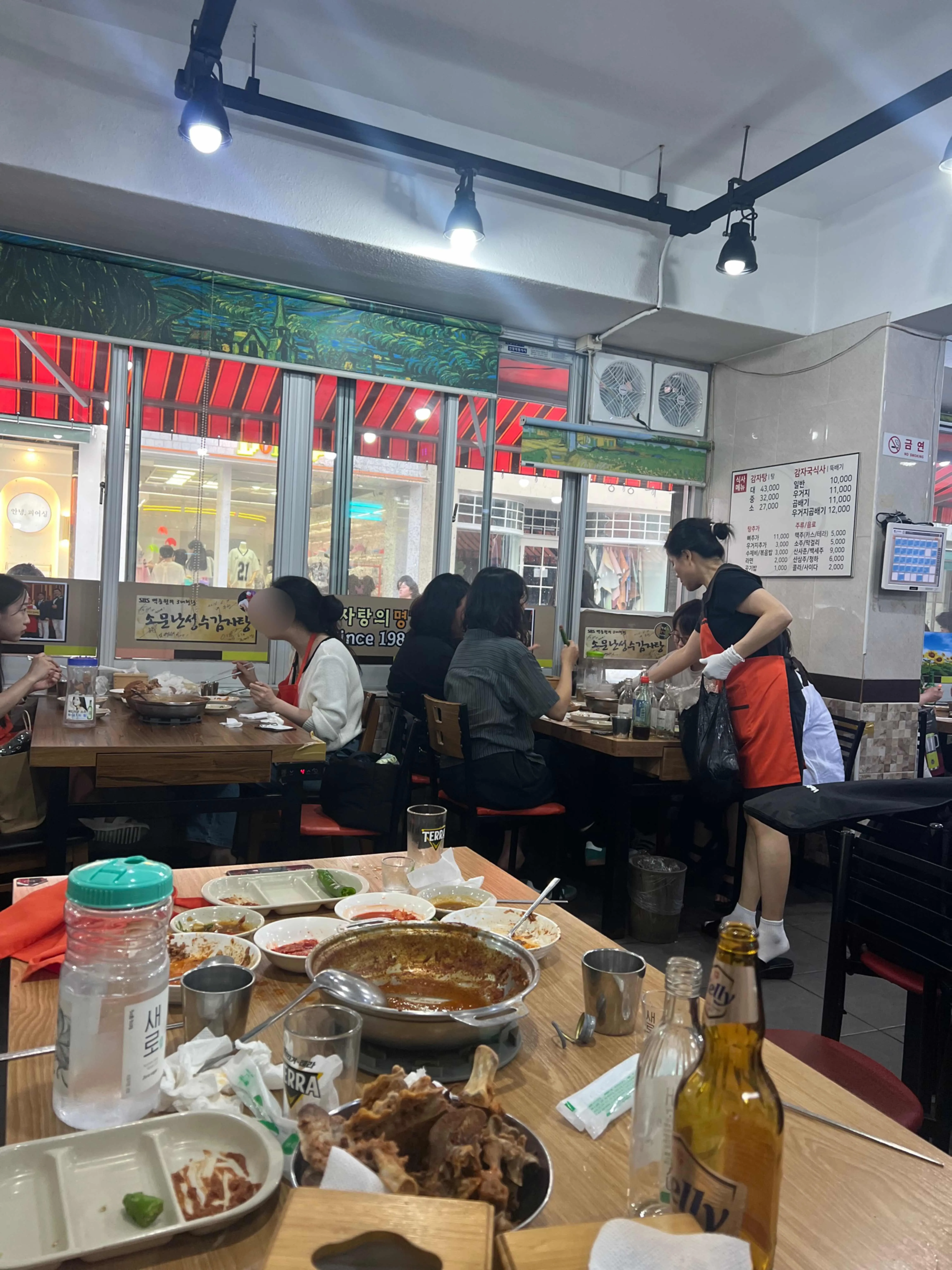 매장 내부 - 테이블과 의자가 배치된 실내 분위기