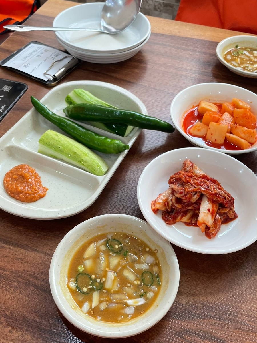 주문 장면 - 직원에게 메뉴를 주문하는 모습