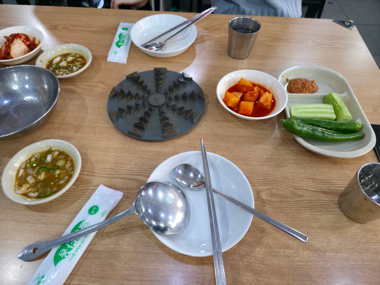 밑반찬 - 김치, 콩나물, 무말랭이 등이 담긴 작은 접시들