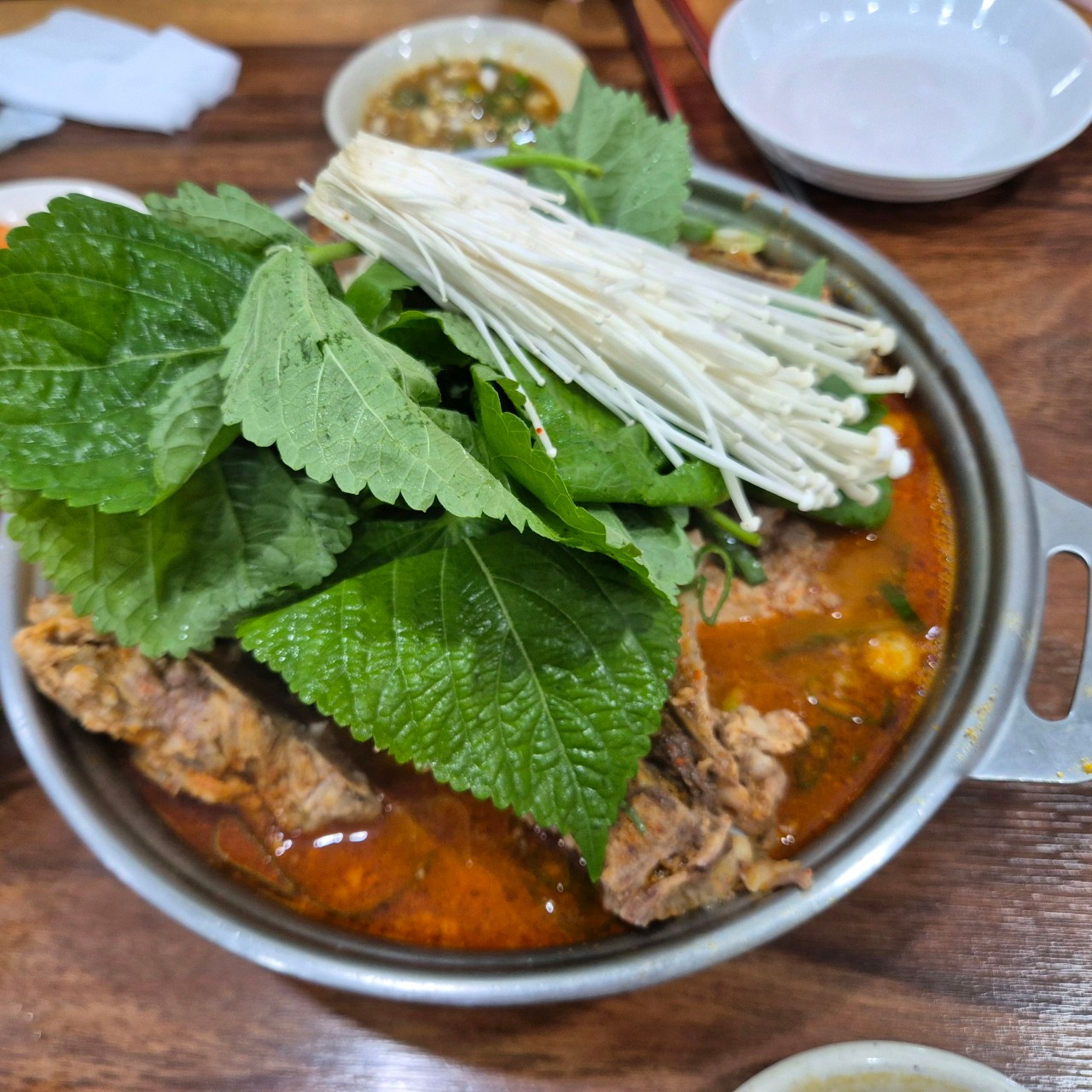 주방 모습 - 감자탕을 끓이고 있는 주방 풍경