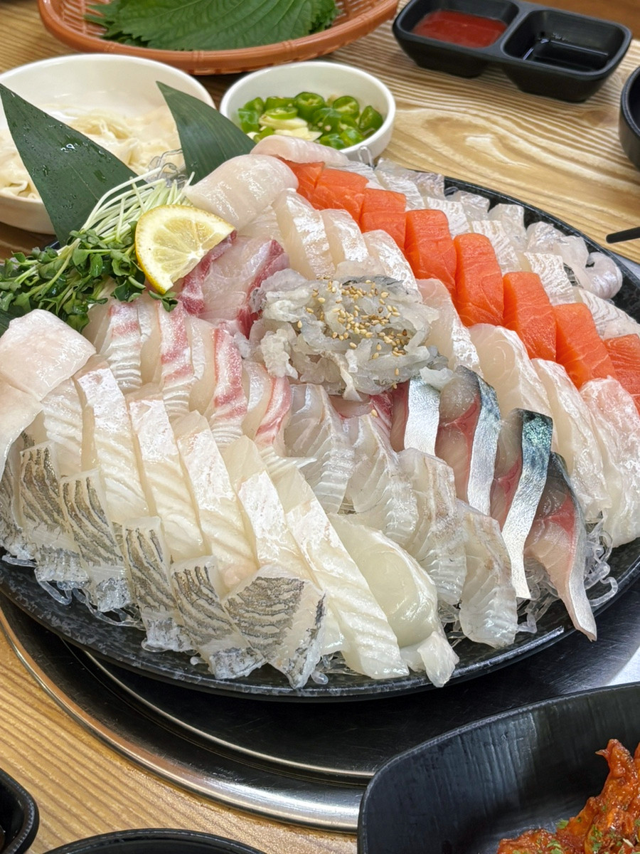 Omakase assorted sashimi at Haengbok Susan