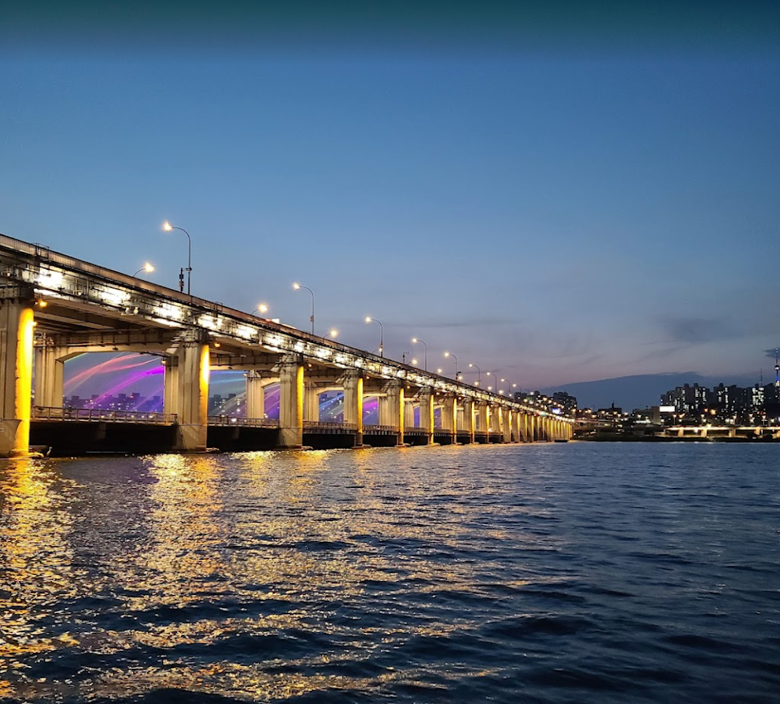 Banpo Moonlight Rainbow Fountain Night View Date Review - A Healing Trip in the Heart of Seoul