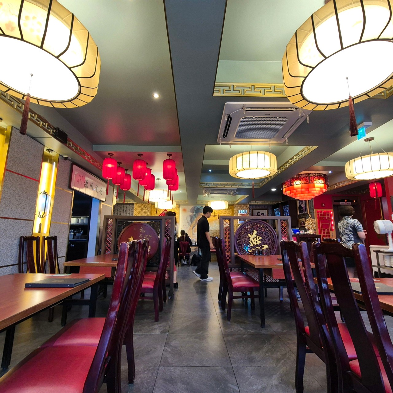 Yeongyeong Interior - Spacious and Luxurious Chinese Restaurant Atmosphere