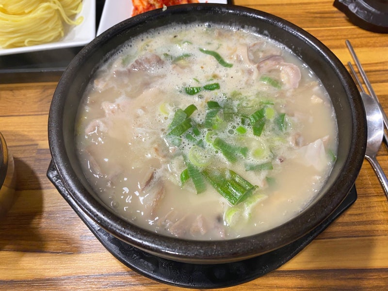 돼지국밥과 밑반찬