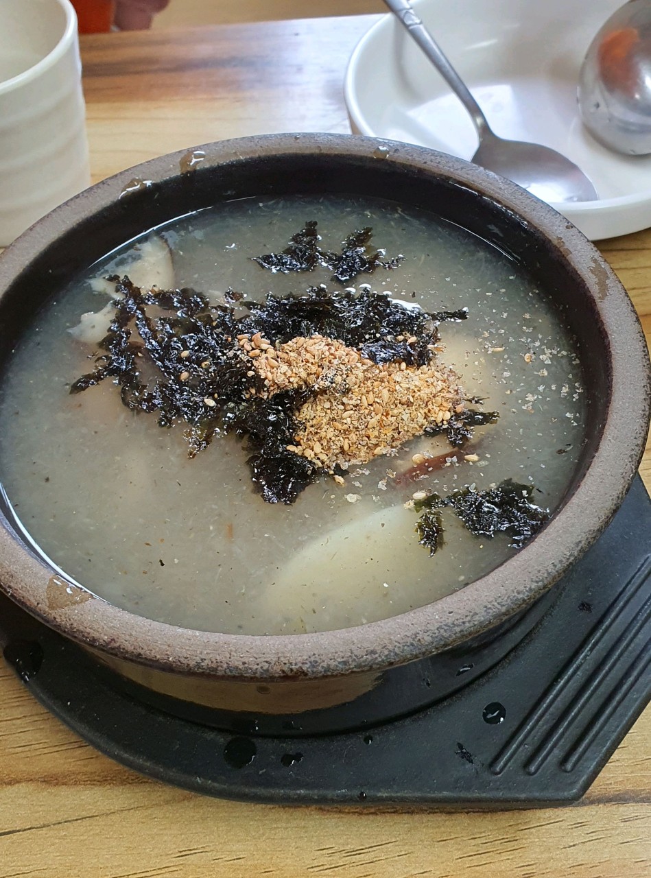 식당 분위기 - 시골집 같은 정겨운 분위기에서 식사하는 모습