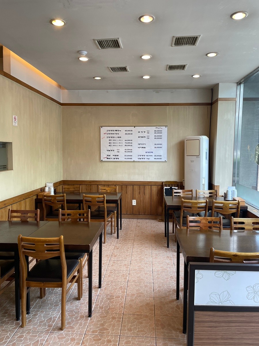 店内 - 清潔なテーブル配置と韓国料理店の雰囲気のインテリア