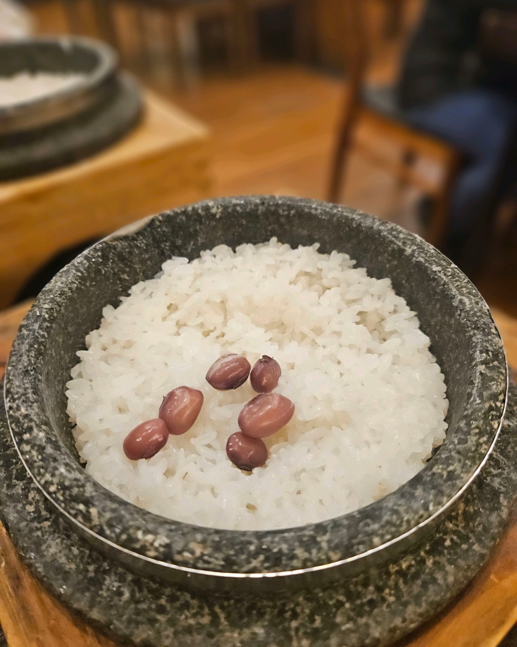 おかずの構成 - 大根の和え物、キムチ、卵蒸しなどがきれいに盛られた様子
