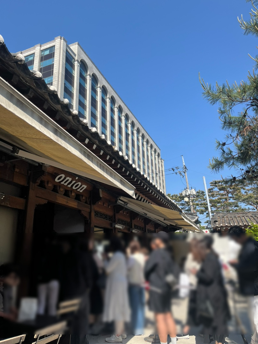 웨이팅 공간 - 카페 입구 앞 대기하는 사람들