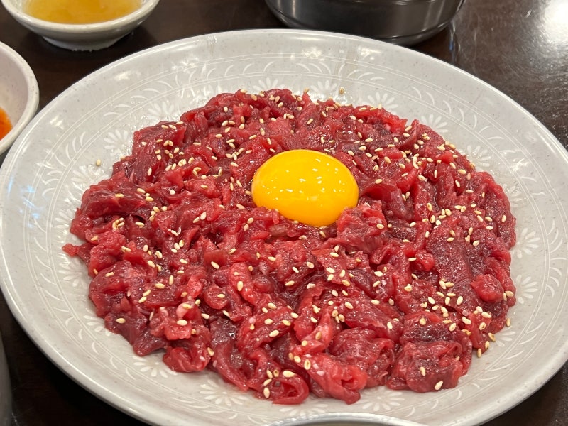 신선한 육회 접시