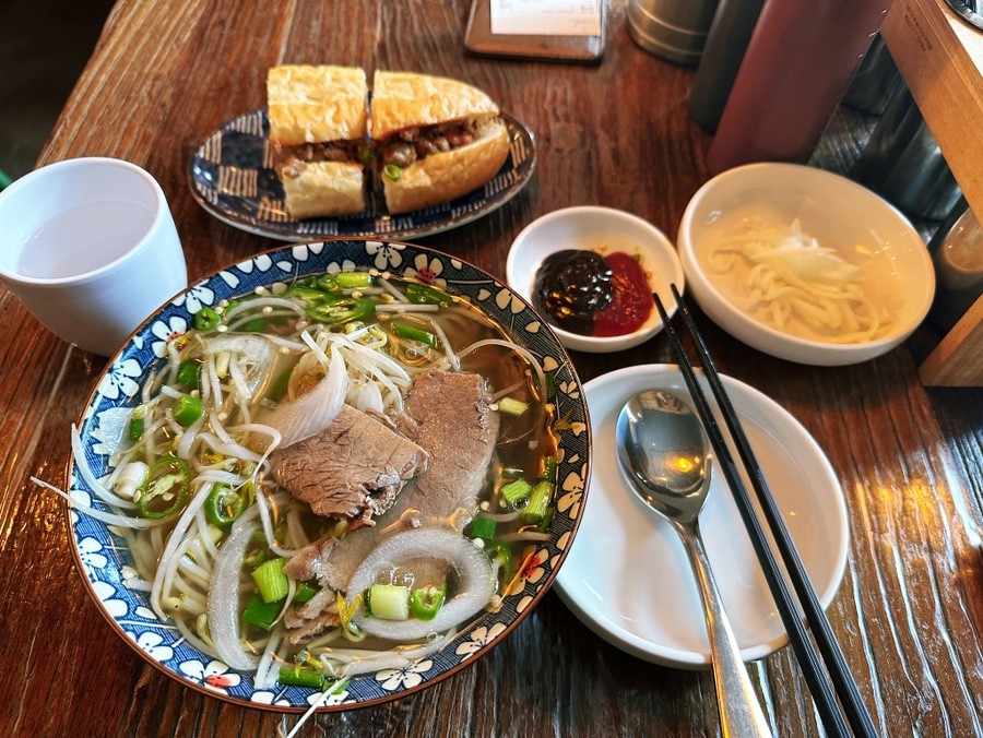 반미 반 쌀국수 반 세트 메뉴 - 한 그릇에 두 가지 맛을 모두 즐길 수 있는 구성