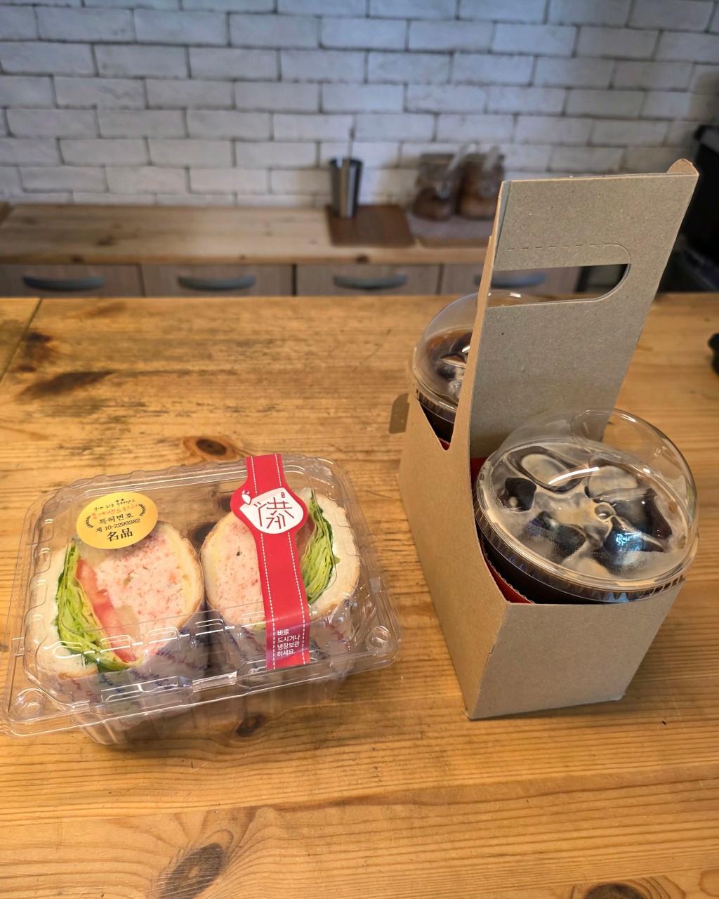홍게샌드위치 단면 - 바게트 빵 사이로 보이는 푸짐한 홍게살과 채소들