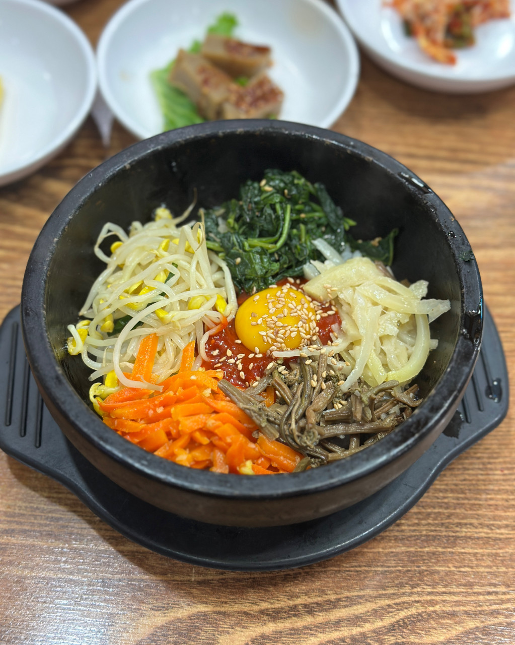 石焼ビビンバ - ジュージューと煮える石鍋に入ったビビンバ