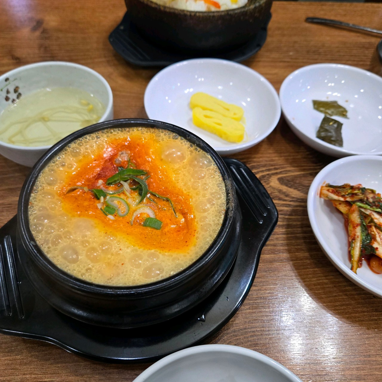 食事の場面 - テーブルで楽しむ温かい食事