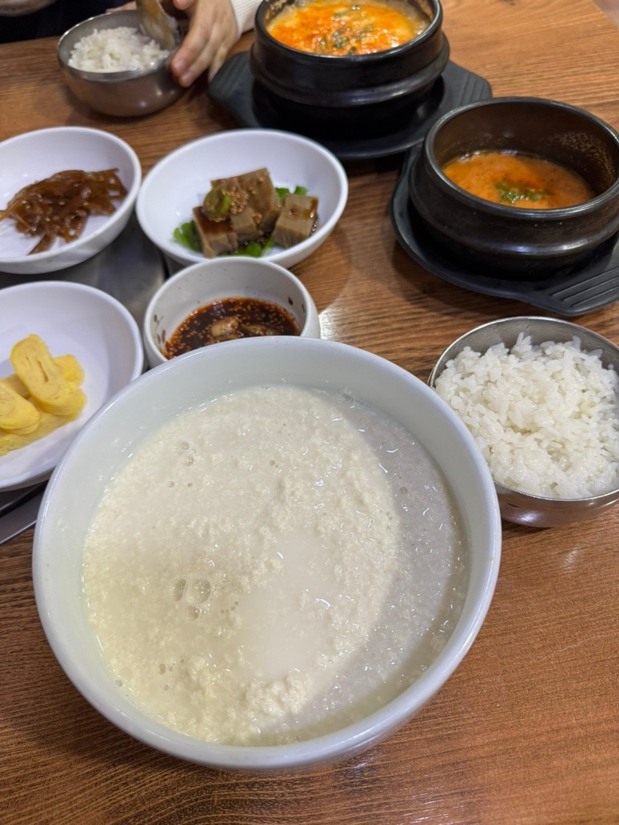 おかず - 豊富に用意された各種ナムルとキムチ