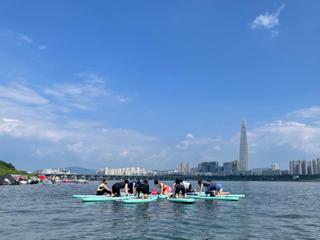 漢江日没ヨガの風景