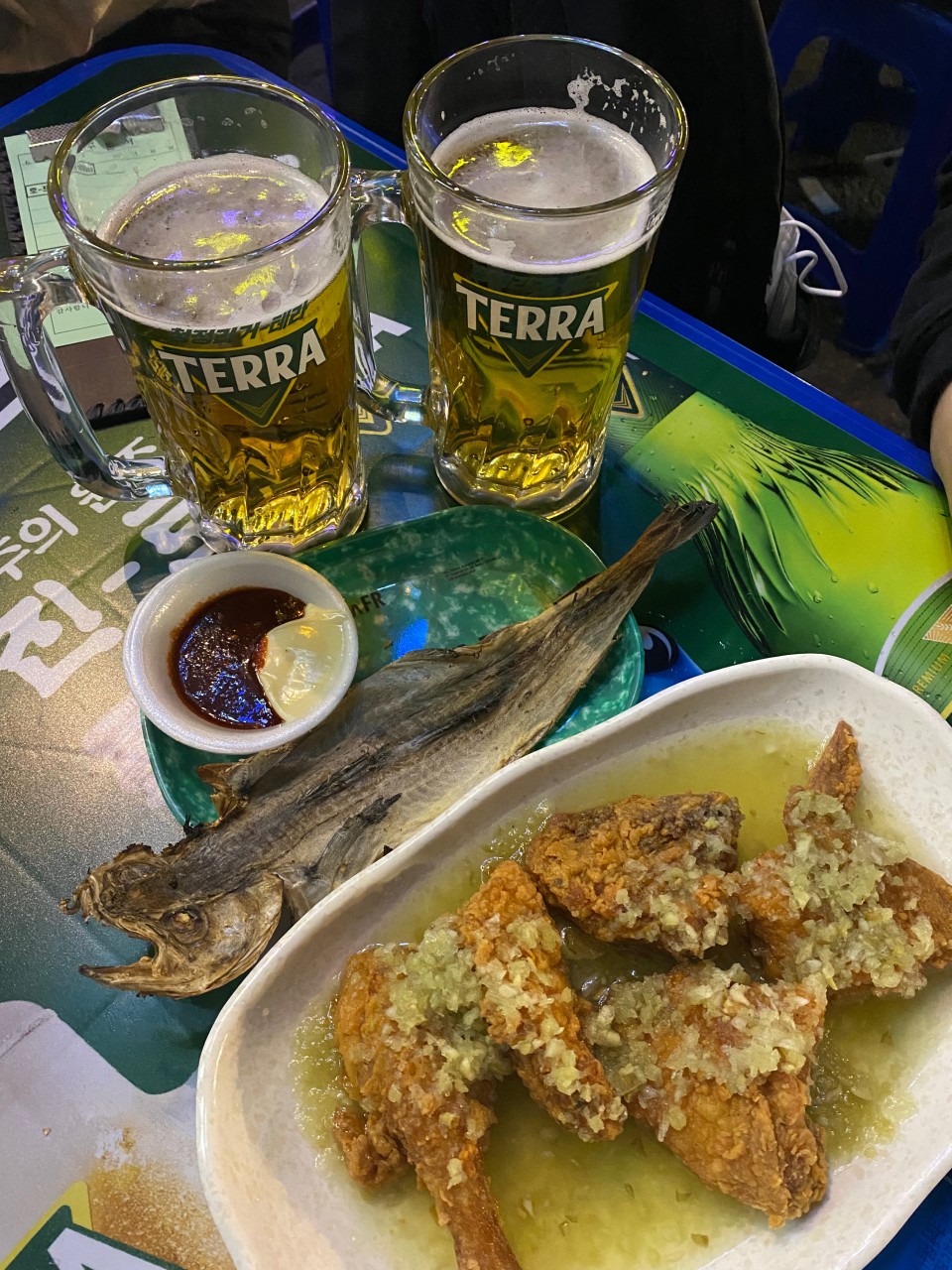 生ビール乾杯 - 冷たいビールと共にする金曜日の夜