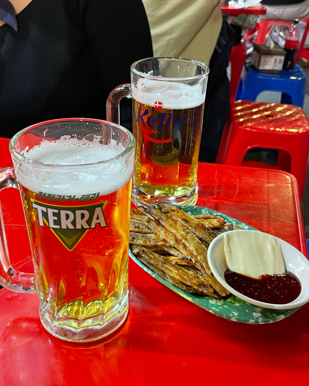 テーブルセッティング - ビールジョッキとおかずが準備されたテーブル