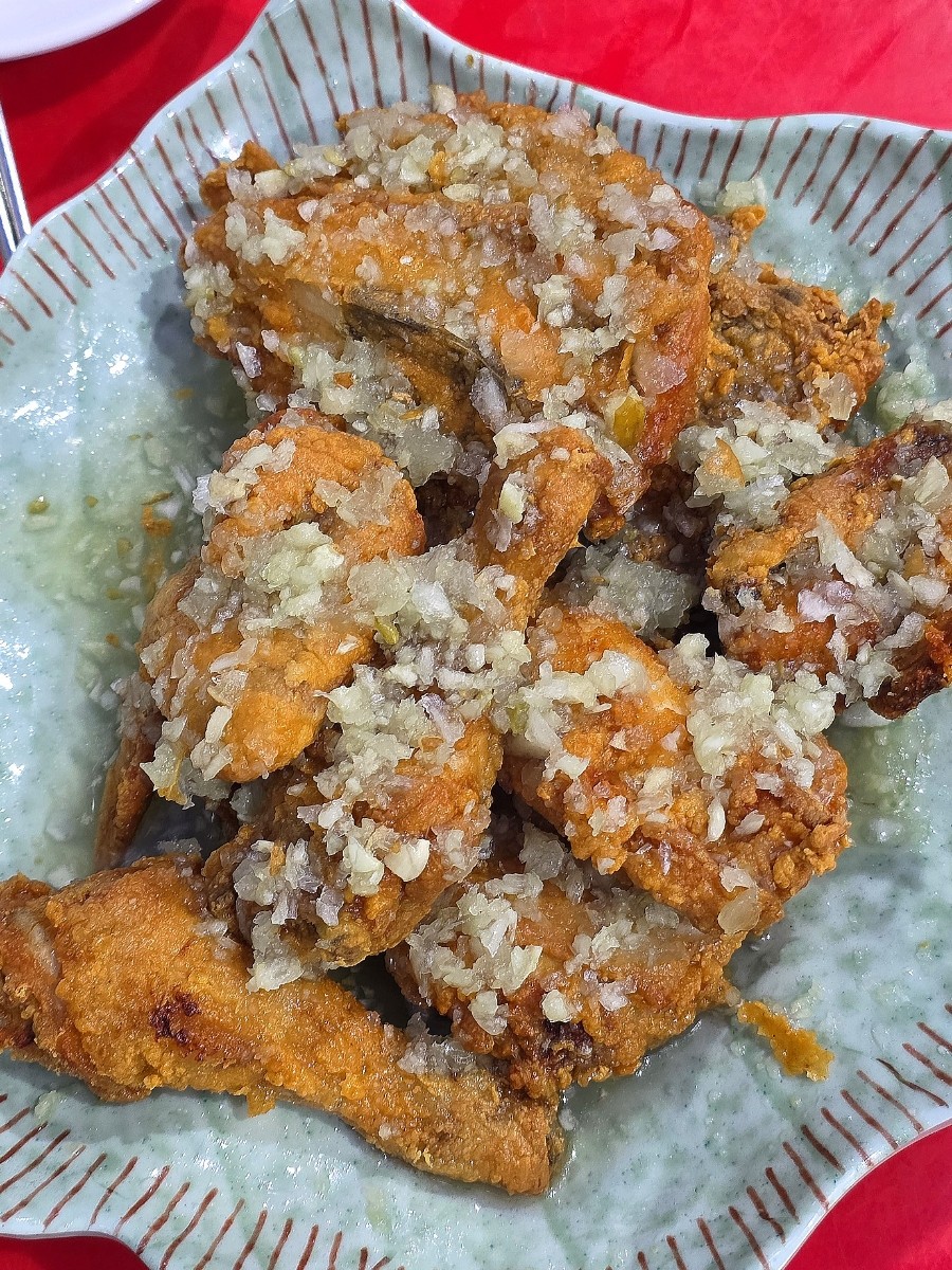 万船ホフ ガーリックチキン - チキンの上に大根が乗っている独特なサービング