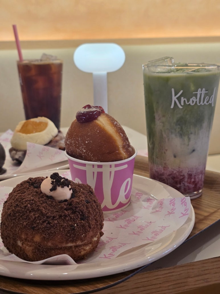 노티드 커피와 디저트